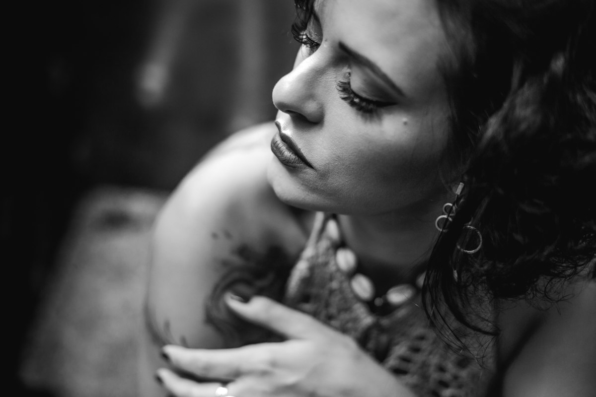 Ensaio feminino sensual no Ateliê de Artes Arsa com a terapeuta tântrica Garima Prem Luciana se tocando sensivelmente em Sao Paulo feito por Dani Ortiz.