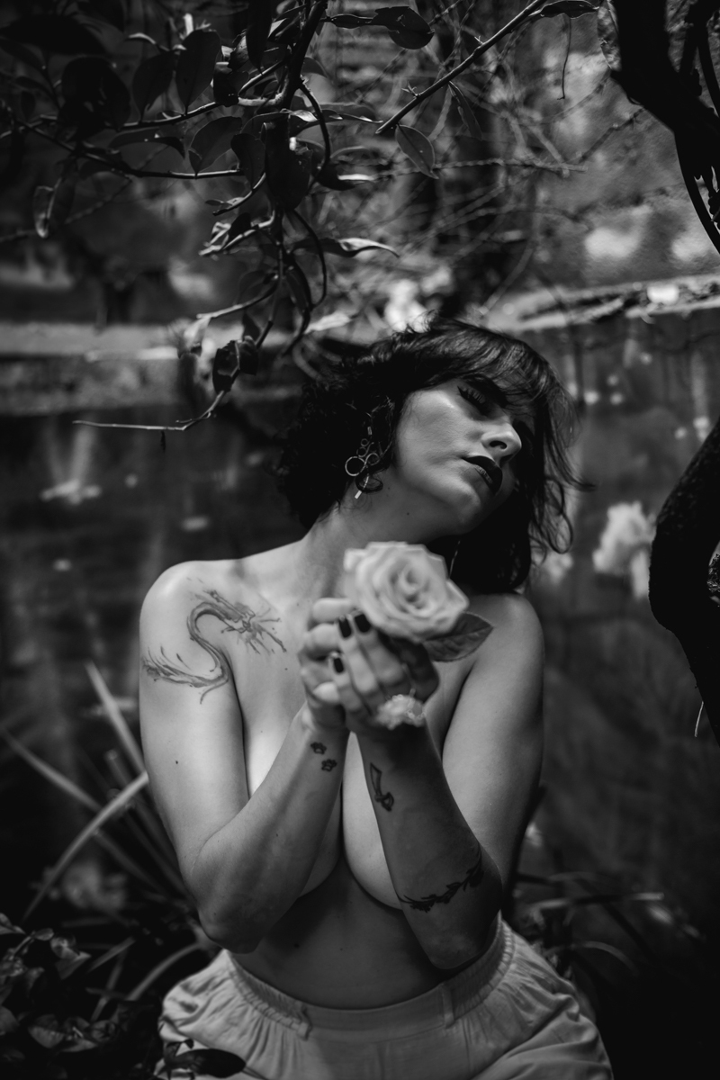 Foto PB destacando a conexão mulher natureza, no Ensaio feminino sensual no Ateliê de Artes Arsa com a terapeuta tântrica Garima Prem Luciana em Sao Paulo feito por Dani Ortiz.