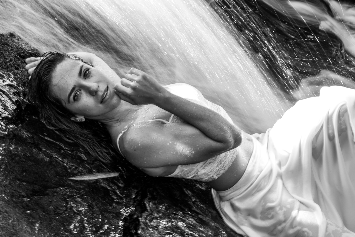 Foto incrível durante Ensaio feminino sensual em Cachoeira na cidade Serra Negra em São Paulo com a bailarina Fernanda Piazza durante Workshop da Susi Godoy, foto da Dani Ortiz