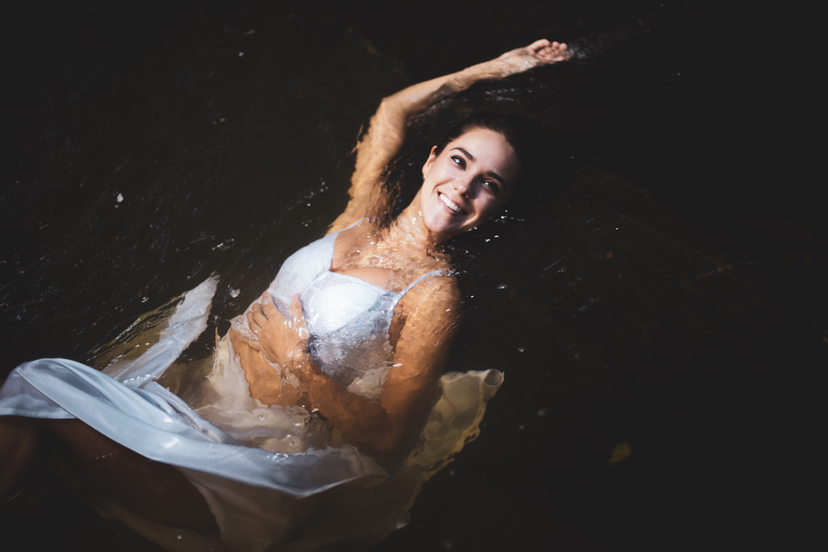 Ensaio feminino sensual em Cachoeira na cidade Serra Negra em São Paulo com a bailarina Fernanda Piazza monstrando delicadeza durante Workshop da Susi Godoy, foto da Dani Ortiz