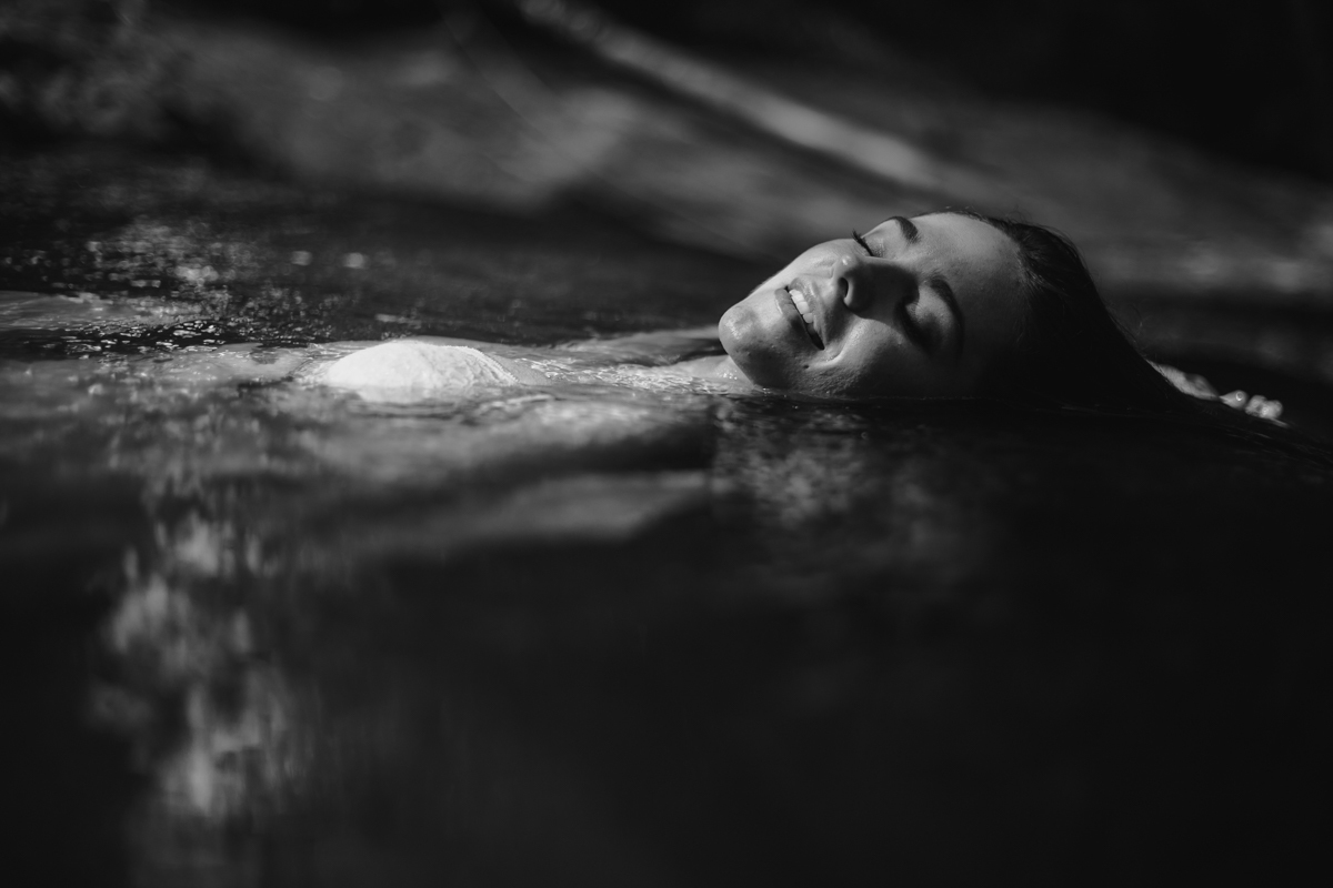 Ensaio feminino sensual em Cachoeira na cidade Serra Negra em São Paulo com a bailarina Fernanda Piazza durante Workshop da Susi Godoy, foto serena da Dani Ortiz