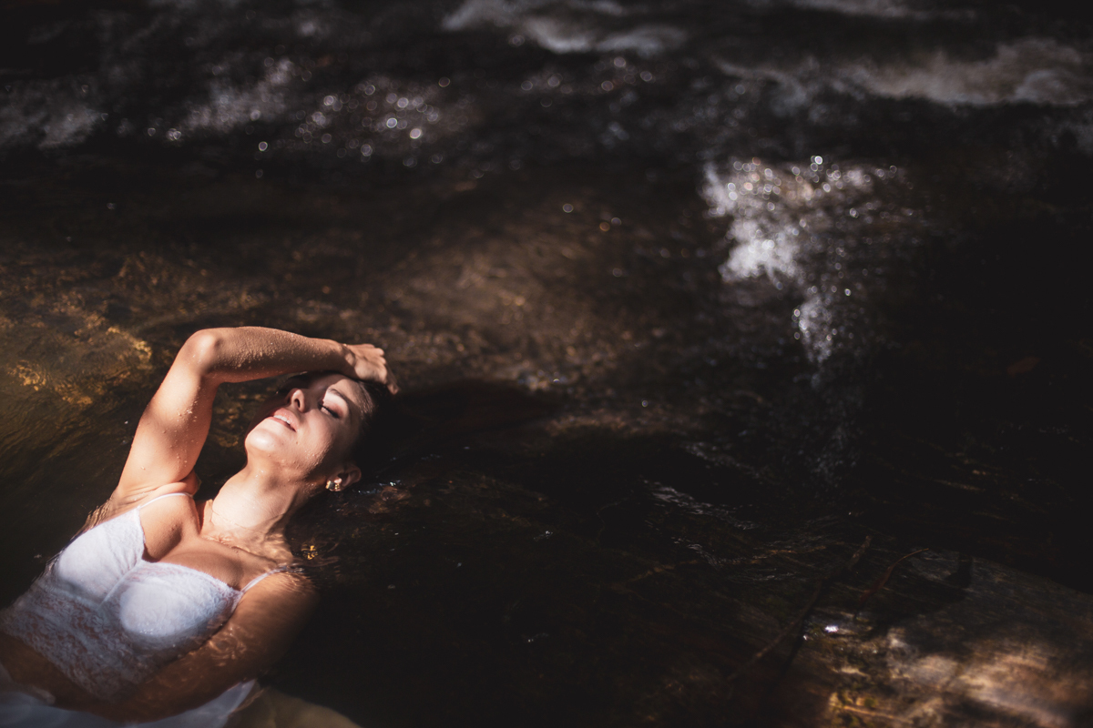 Registro durante Ensaio feminino sensual em Cachoeira na cidade Serra Negra em São Paulo com a bailarina Fernanda Piazza durante Workshop da Susi Godoy, foto da Dani Ortiz