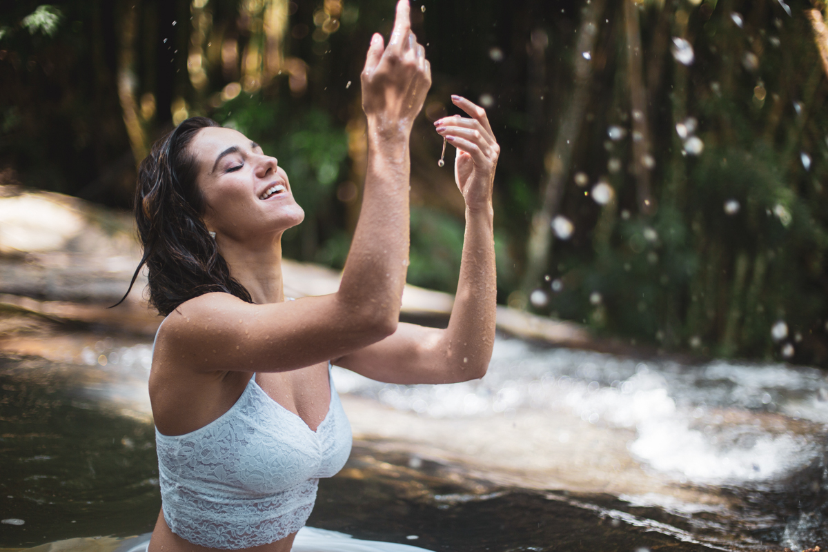 Ensaio feminino sensual em Cachoeira na cidade Serra Negra em São Paulo com a bailarina Fernanda Piazza soltando sua delicadeza durante Workshop da Susi Godoy, foto da Dani Ortiz