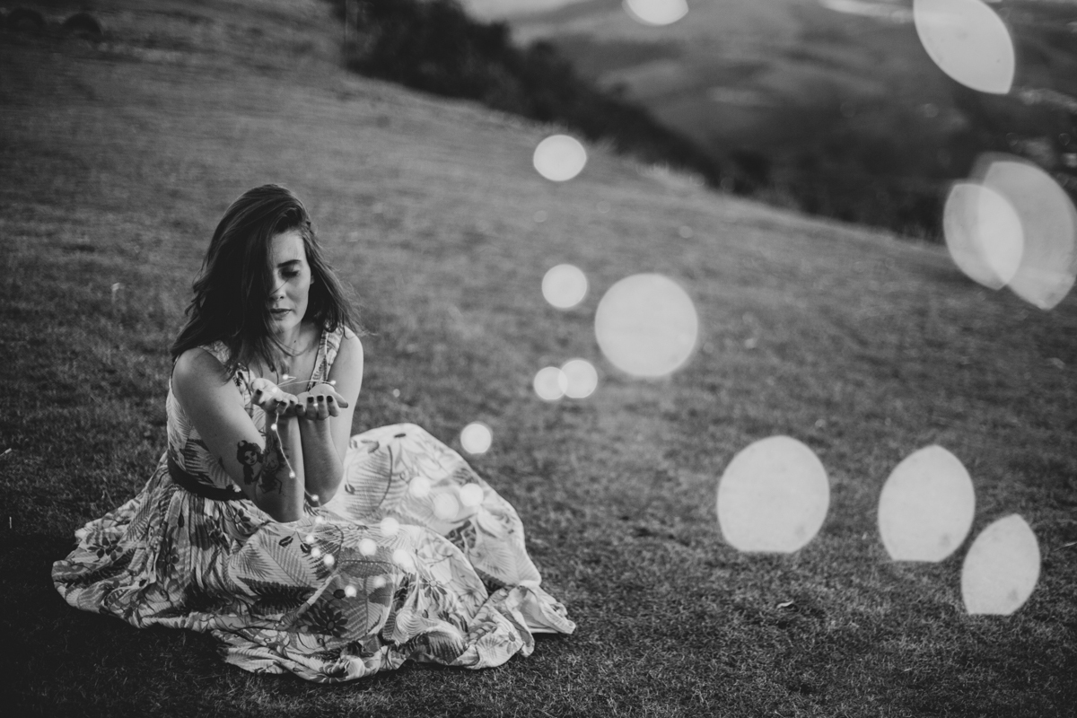 Detalhe de luzes no Ensaio feminino na cidade Monte Alegre do Sul em São Paulo e Tiffany Cristiá durante Workshop da Susi Godoy, foto da Dani Ortiz