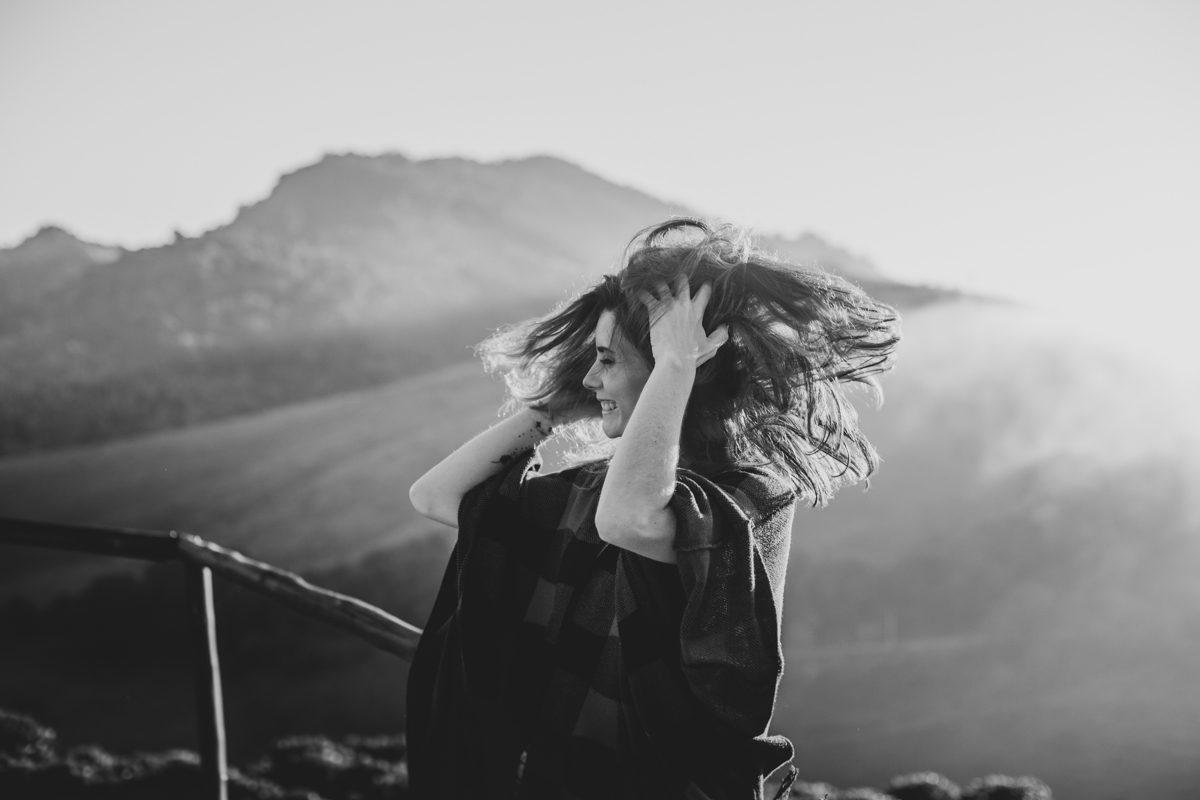 Ensaio feminino na cidade Monte Alegre do Sul em São Paulo e Tiffany Cristiá jogando os cabelos durante Workshop da Susi Godoy, foto da Dani Ortiz
