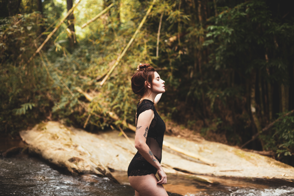 Ensaio feminino na cidade Monte Alegre do Sul em São Paulo e Tiffany Cristiá na cachoeira durante Workshop da Susi Godoy, foto da Dani Ortiz