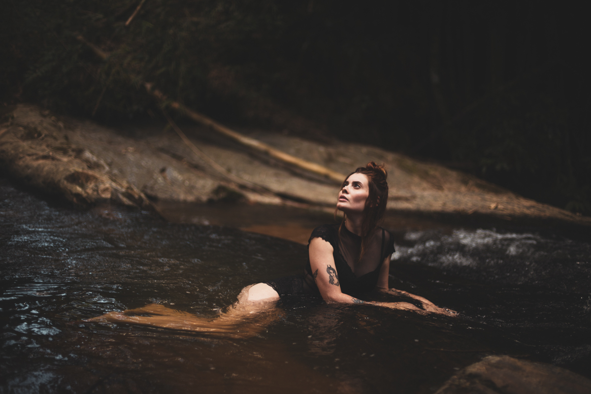 Ensaio feminino na cidade Monte Alegre do Sul em São Paulo e Tiffany Cristiá enfrentando o gelado durante Workshop da Susi Godoy, foto da Dani Ortiz