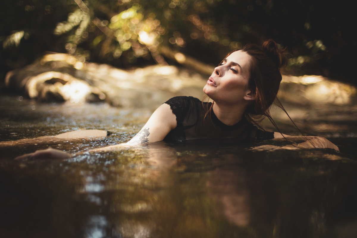 Ensaio feminino na cidade Monte Alegre do Sul em São Paulo e Tiffany Cristiá respirando durante Workshop da Susi Godoy, foto da Dani Ortiz