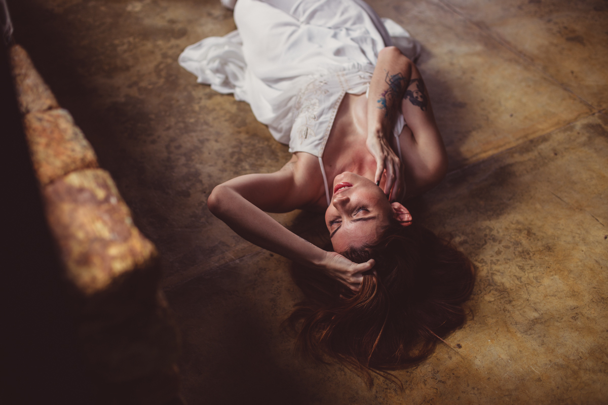 Posando no chão no Ensaio feminino na cidade Monte Alegre do Sul em São Paulo e Tiffany Cristiá durante Workshop da Susi Godoy, foto da Dani Ortiz