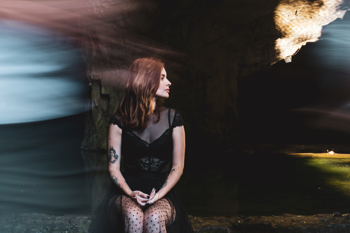 Ensaio feminino na cidade Monte Alegre do Sul em São Paulo e Tiffany Cristiá com reflexos durante Workshop da Susi Godoy, foto da Dani Ortiz