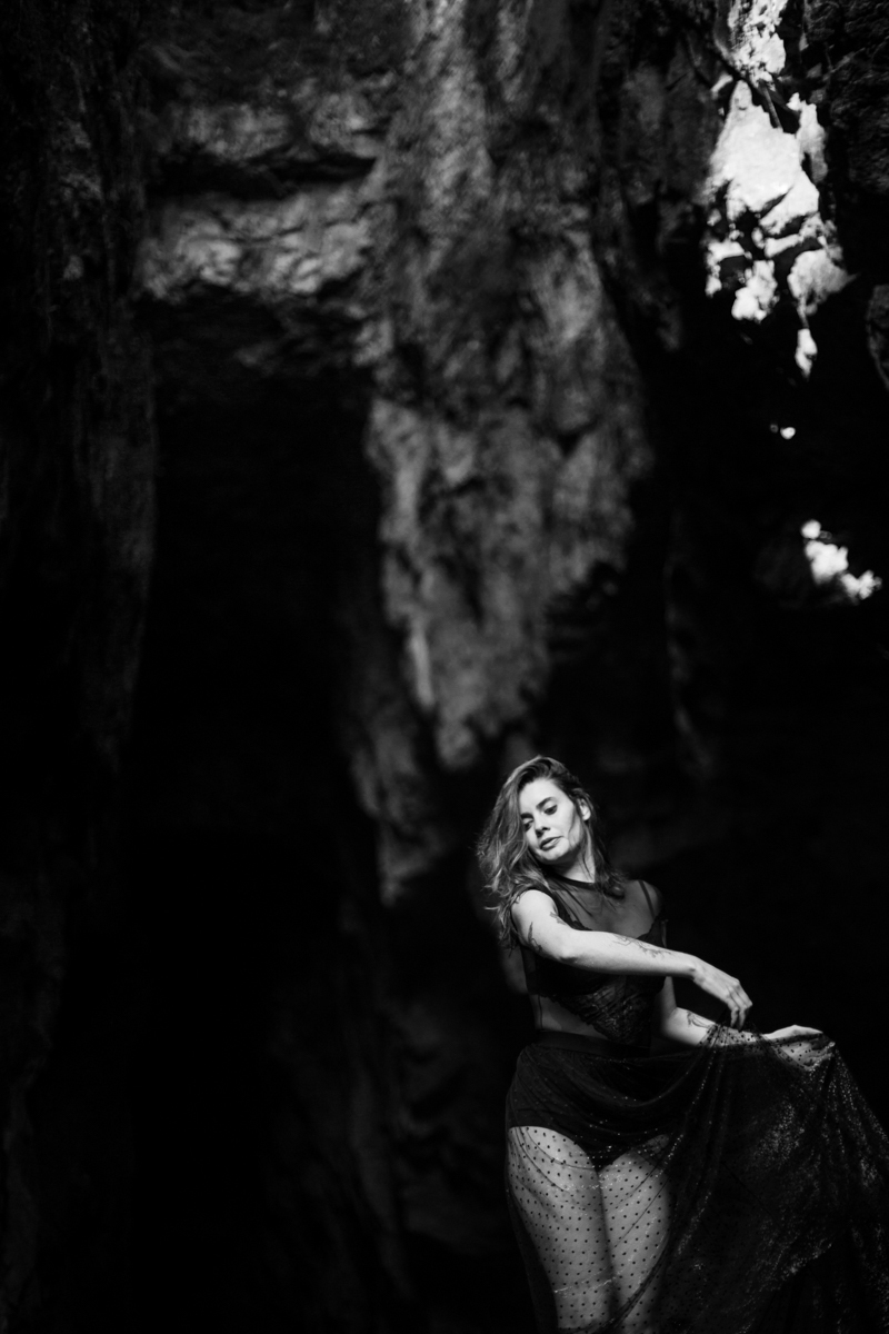 Numa gruta em socorro Ensaio feminino na cidade Monte Alegre do Sul em São Paulo e Tiffany Cristiá durante Workshop da Susi Godoy, foto da Dani Ortiz