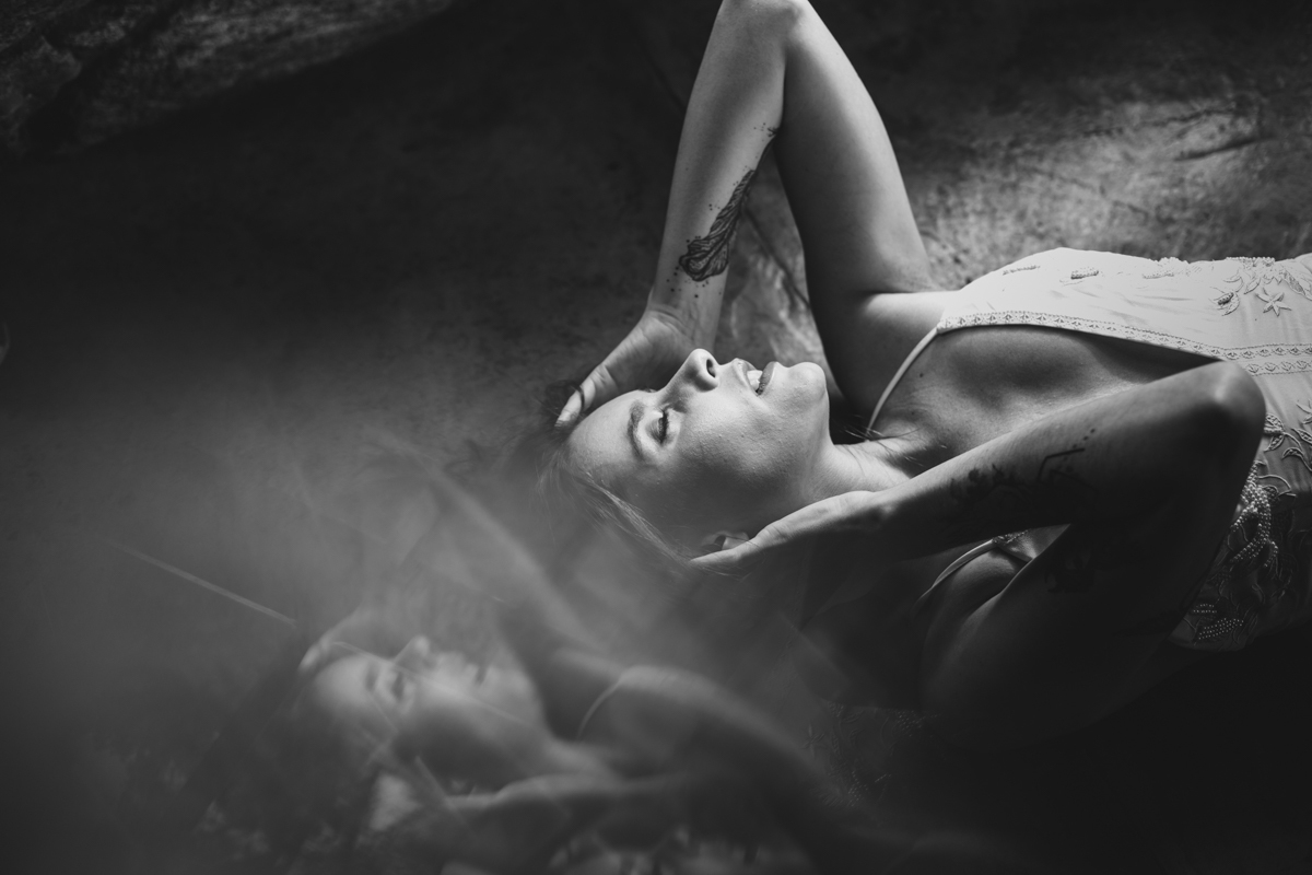 Ensaio feminino na cidade Monte Alegre do Sul em São Paulo e Tiffany Cristiá com uso de prisma durante Workshop da Susi Godoy, foto da Dani Ortiz