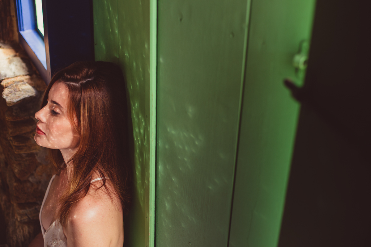 Ensaio feminino na cidade Monte Alegre do Sul em São Paulo e Tiffany Cristiá encostada na porta durante Workshop da Susi Godoy, foto da Dani Ortiz