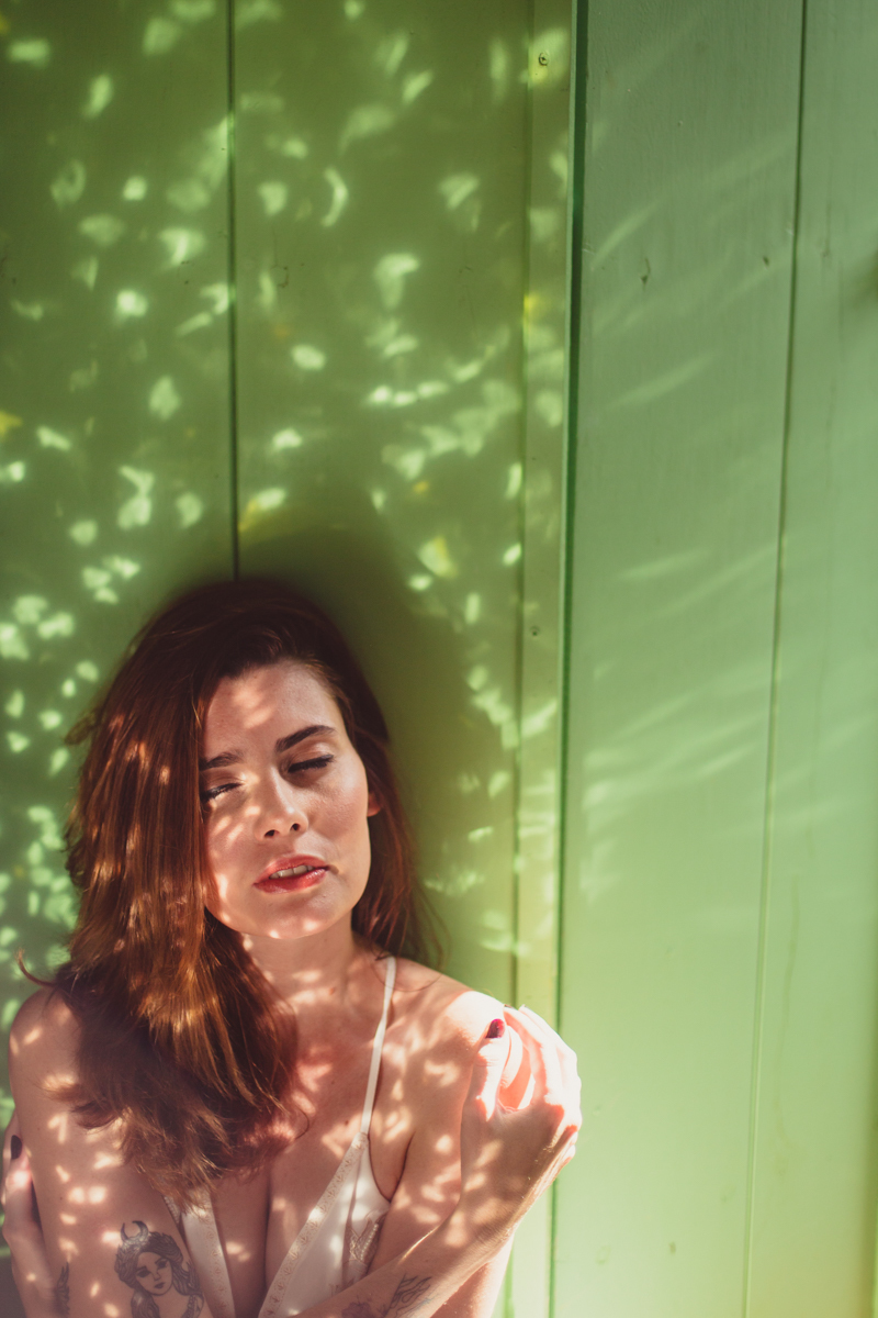 Reflexos de lantejoulas no Ensaio feminino na cidade Monte Alegre do Sul em São Paulo e Tiffany Cristiá durante Workshop da Susi Godoy, foto da Dani Ortiz