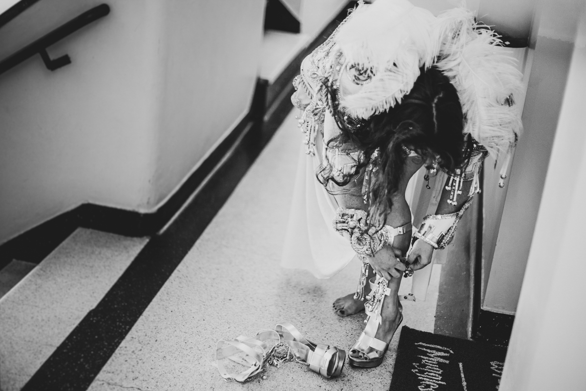 Detalhe da Fantasia de Carnaval no Ensaio feminino sensual em casa com mulher ruiva, Vivian e a fotógrafa Dani Ortiz no Ipiranga em São Paulo