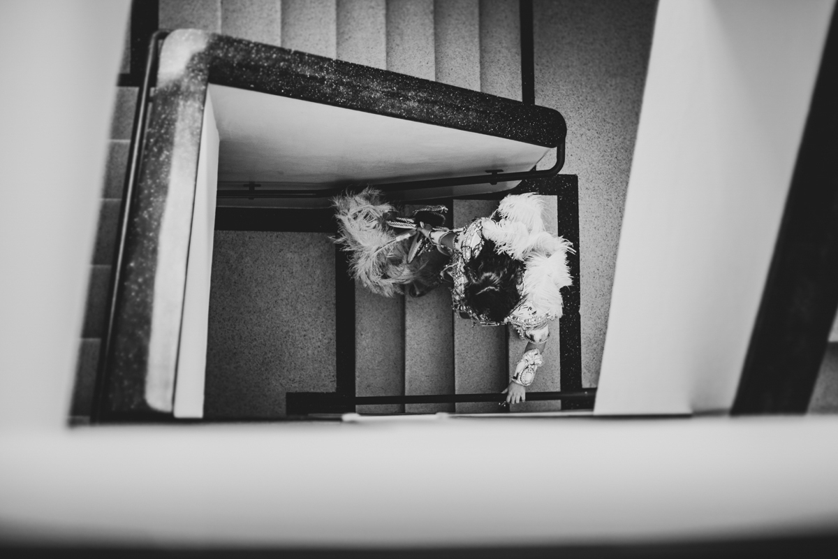 Descendo as escadas com Fantasia de Carnaval no Ensaio feminino sensual em casa com mulher ruiva, Vivian e a fotógrafa Dani Ortiz no Ipiranga em São Paulo