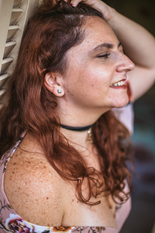 Detalhe das sardas no Ensaio feminino sensual em casa com mulher ruiva, Vivian e a fotógrafa Dani Ortiz no Ipiranga em São Paulo