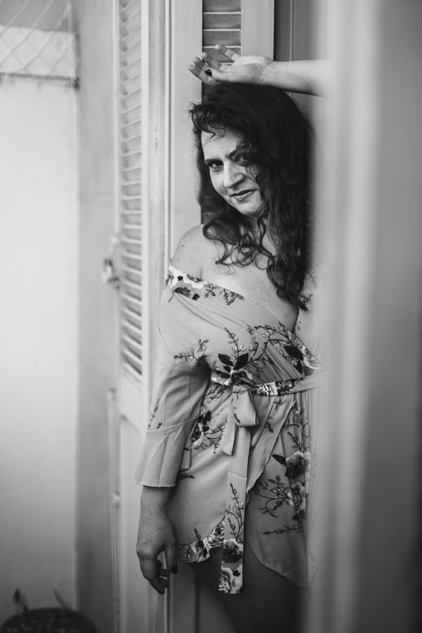 Foto em Preto e Banco na varanda no Ensaio feminino sensual em casa com mulher ruiva, Vivian e a fotógrafa Dani Ortiz no Ipiranga em São Paulo