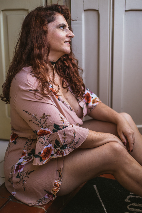 Sentada na varanda no Ensaio feminino sensual em casa com mulher ruiva, Vivian e a fotógrafa Dani Ortiz no Ipiranga em São Paulo