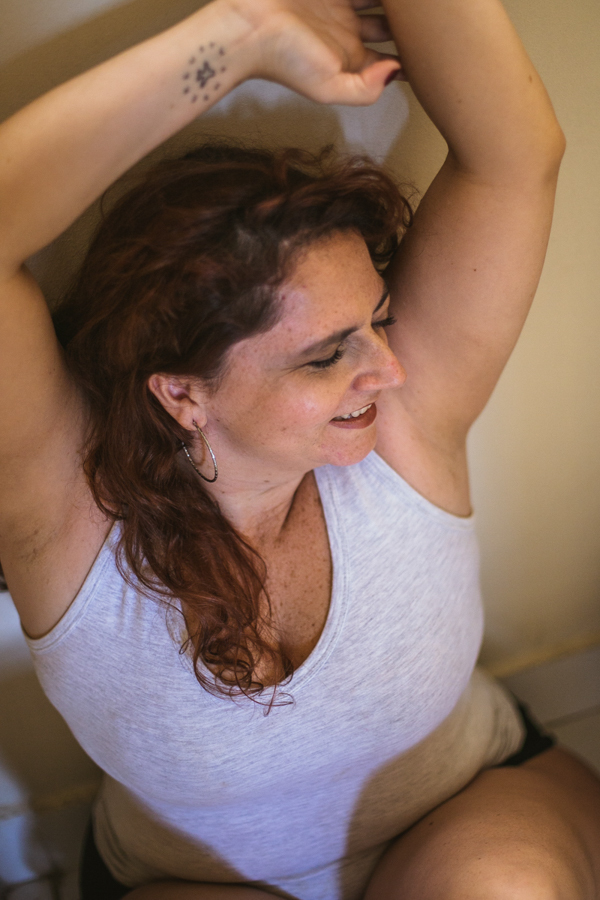 Usando regata básica no Ensaio feminino sensual em casa com mulher ruiva, Vivian e a fotógrafa Dani Ortiz no Ipiranga em São Paulo