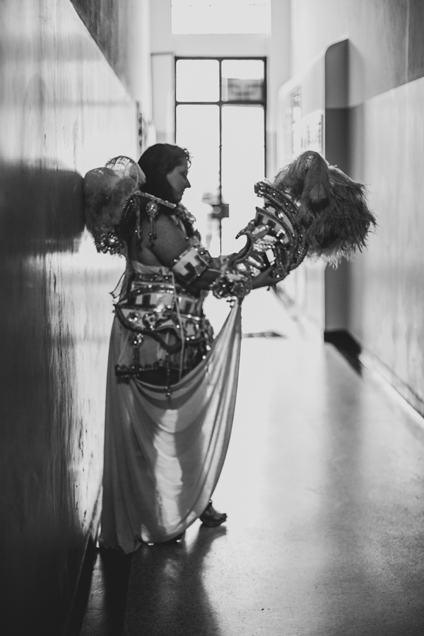 Colocando Fantasia de Carnaval no Ensaio feminino sensual em casa com mulher ruiva, Vivian e a fotógrafa Dani Ortiz no Ipiranga em São Paulo