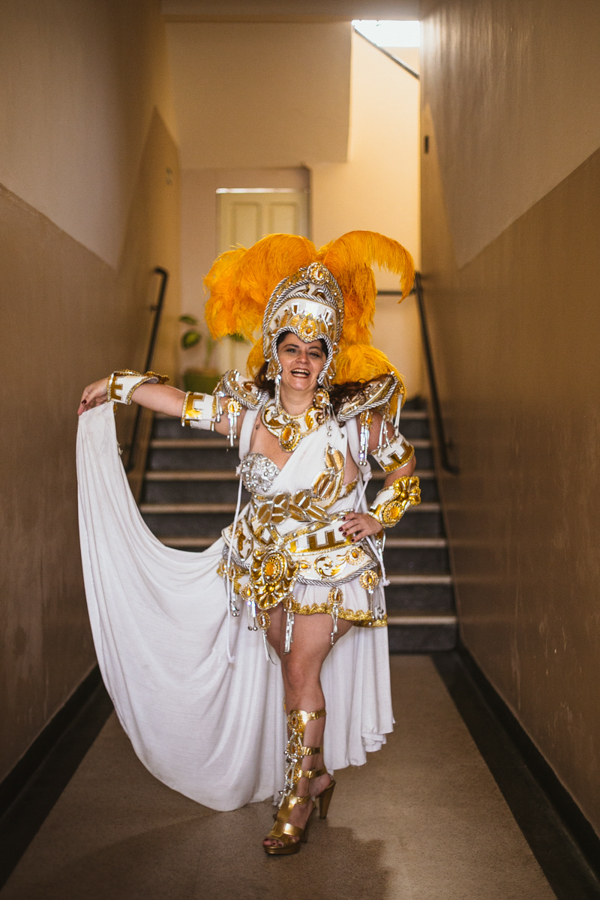 Fantasia Gavioes da Fiel de Carnaval no Ensaio feminino sensual em casa com mulher ruiva, Vivian e a fotógrafa Dani Ortiz no Ipiranga em São Paulo