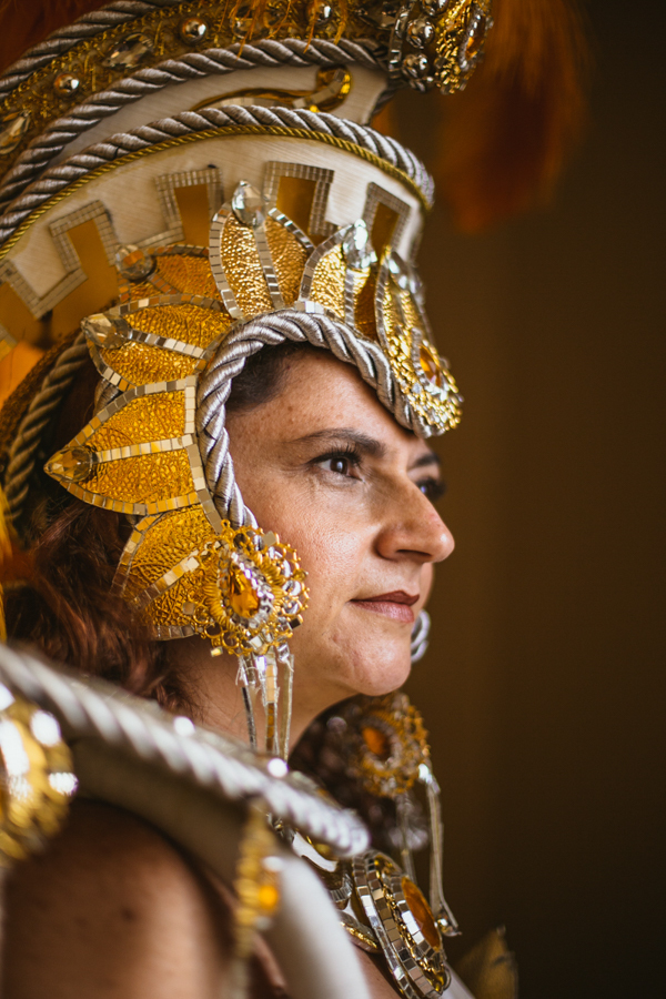 Retrato com Fantasia de Carnaval no Ensaio feminino sensual em casa com mulher ruiva, Vivian e a fotógrafa Dani Ortiz no Ipiranga em São Paulo