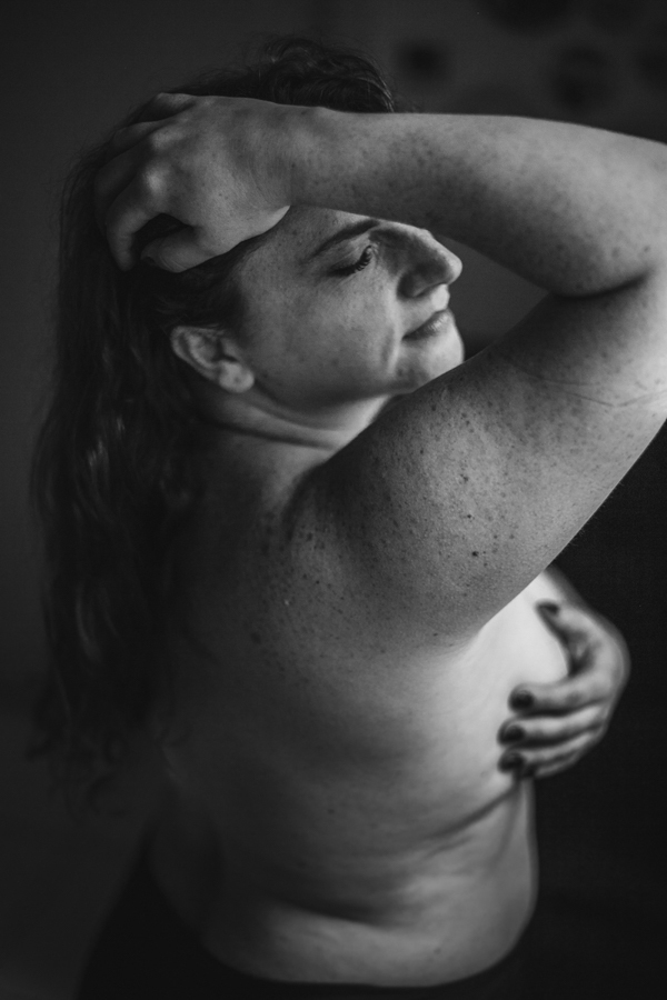 Retrato nu durante Ensaio feminino sensual em casa com mulher ruiva, Vivian e a fotógrafa Dani Ortiz no Ipiranga em São Paulo