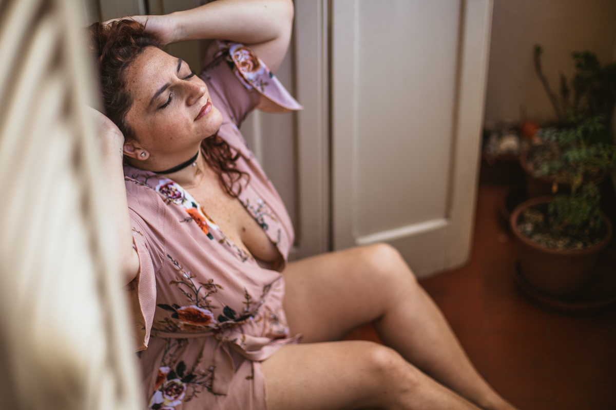 Sentada na varanda e serena no Ensaio feminino sensual em casa com mulher ruiva, Vivian e a fotógrafa Dani Ortiz no Ipiranga em São Paulo