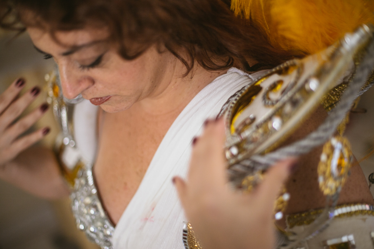 Fantasia de Carnaval no Ensaio feminino sensual em casa com mulher ruiva, Vivian e a fotógrafa Dani Ortiz no Ipiranga em São Paulo