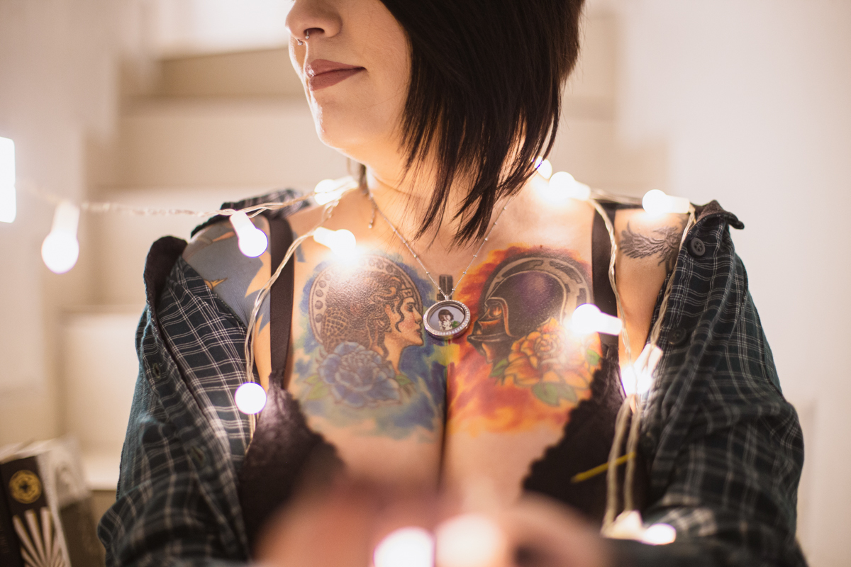 Leia e Darth Vader Star Wars no Ensaio feminino sensual em casa com mulher tatuada, Clau e fotografa Dani Ortiz.