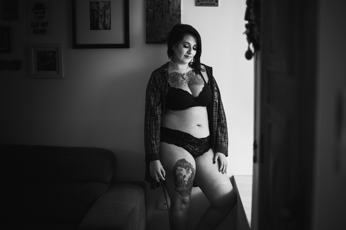 Lingerie foto preta e branca Ensaio feminino sensual em casa com mulher tatuada, Clau e fotografa Dani Ortiz.