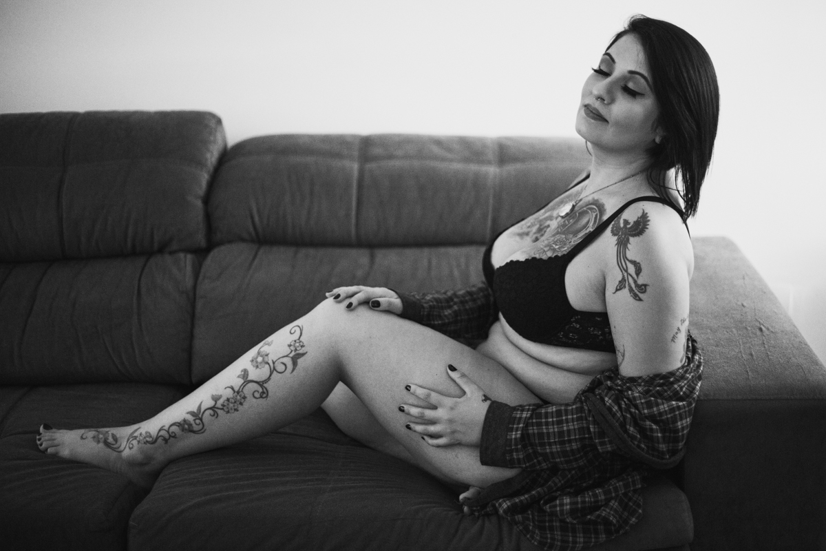 Mulher Plus no Ensaio feminino sensual em casa com mulher tatuada, Clau e fotografa Dani Ortiz.