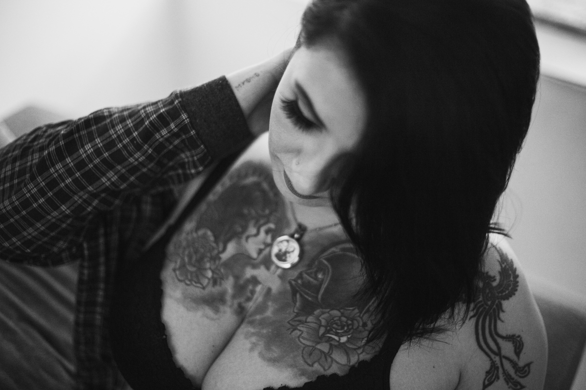 Ensaio feminino sensual em casa com mulher tatuada, Clau e fotografa Dani Ortiz.