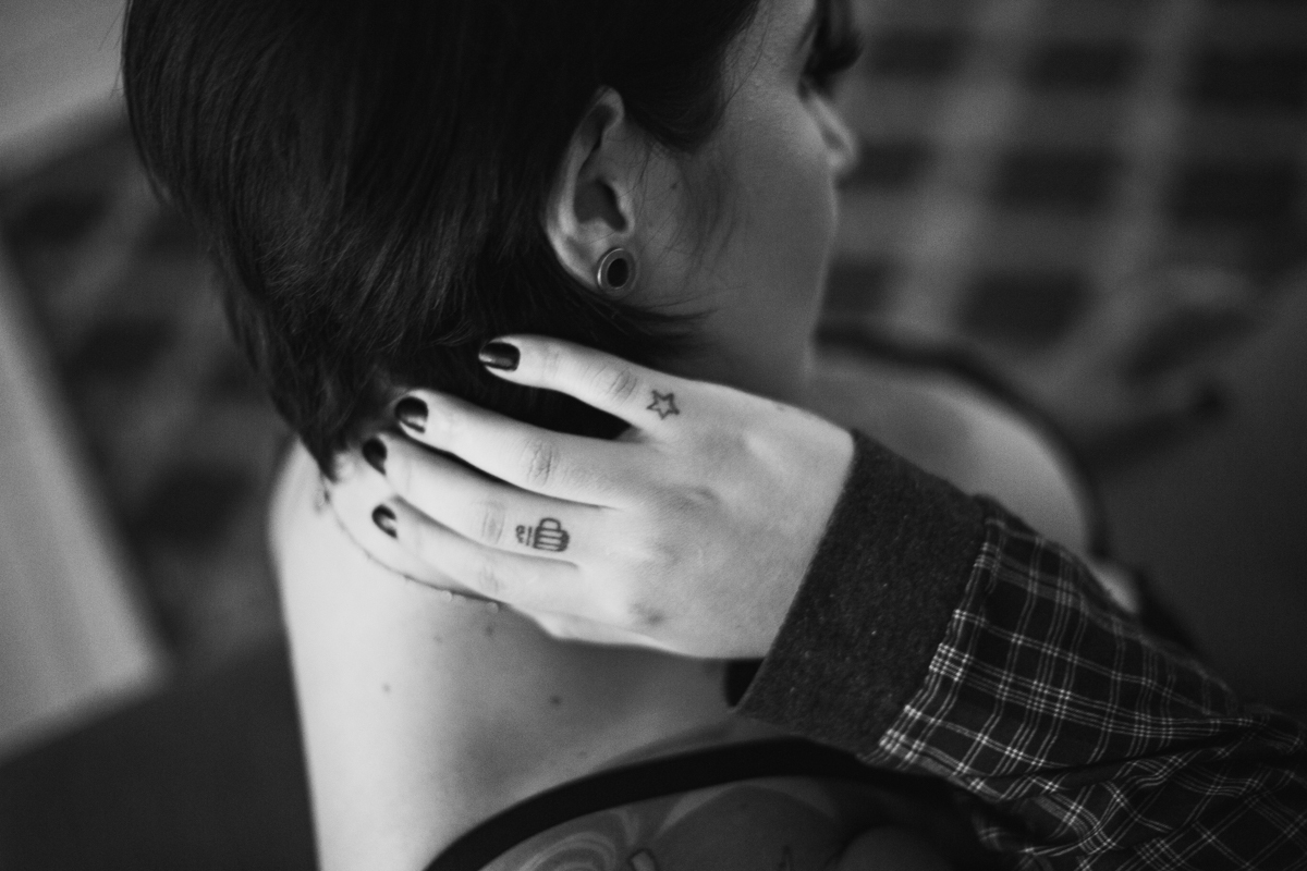 Ensaio feminino sensual em casa com mulher tatuada, Clau e fotografa Dani Ortiz.