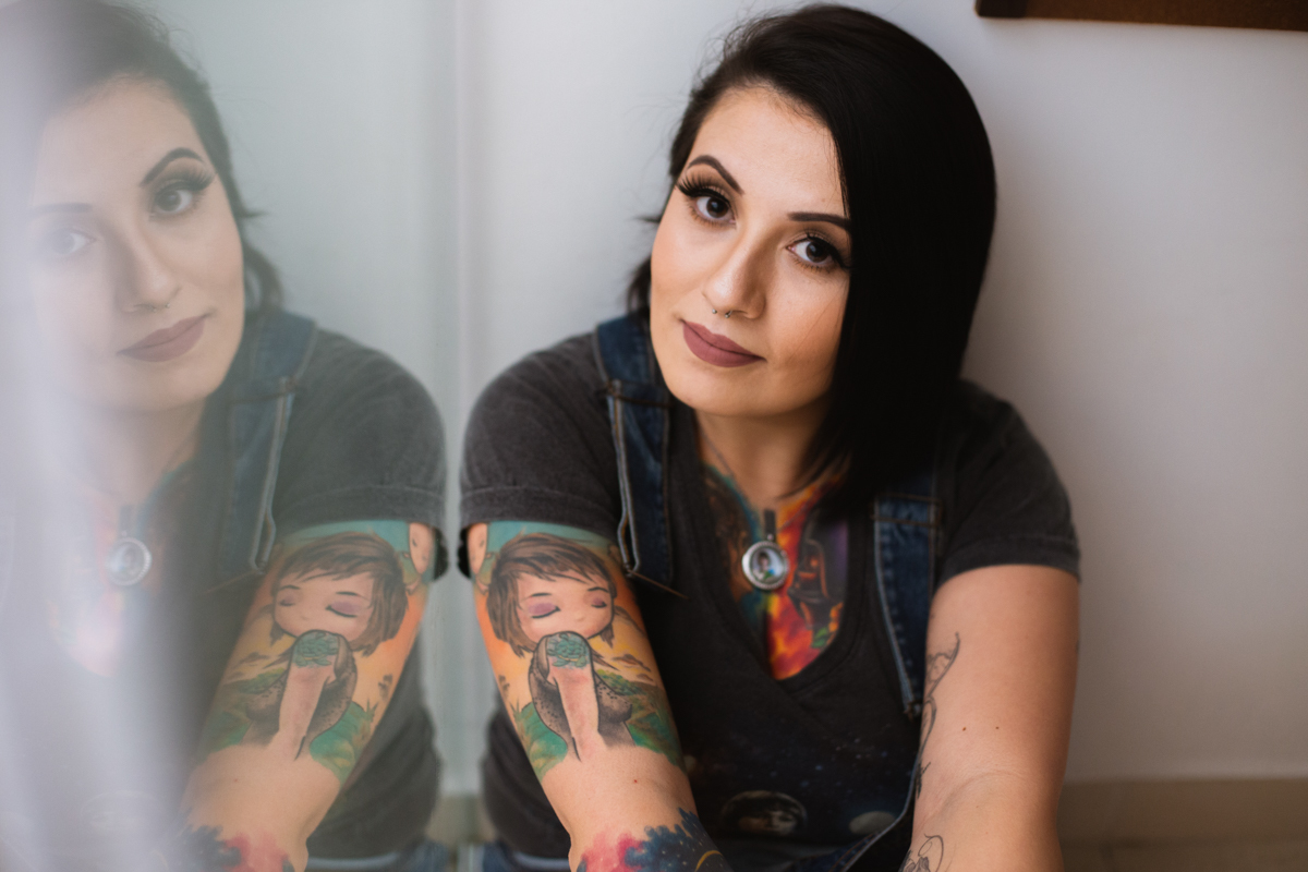 Reflexo no Ensaio feminino sensual em casa com mulher tatuada, Clau e fotografa Dani Ortiz.