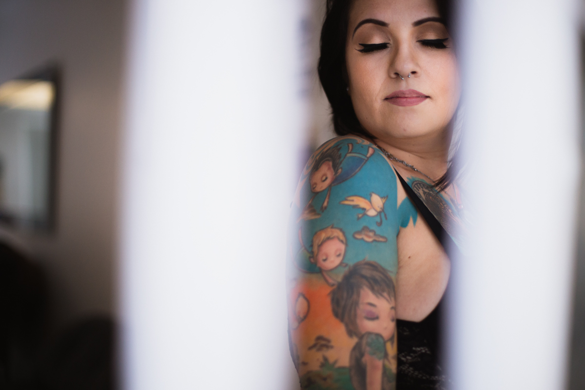 Mulher tatuada na Janela no Ensaio feminino sensual em casa com mulher tatuada, Clau e fotografa Dani Ortiz.
