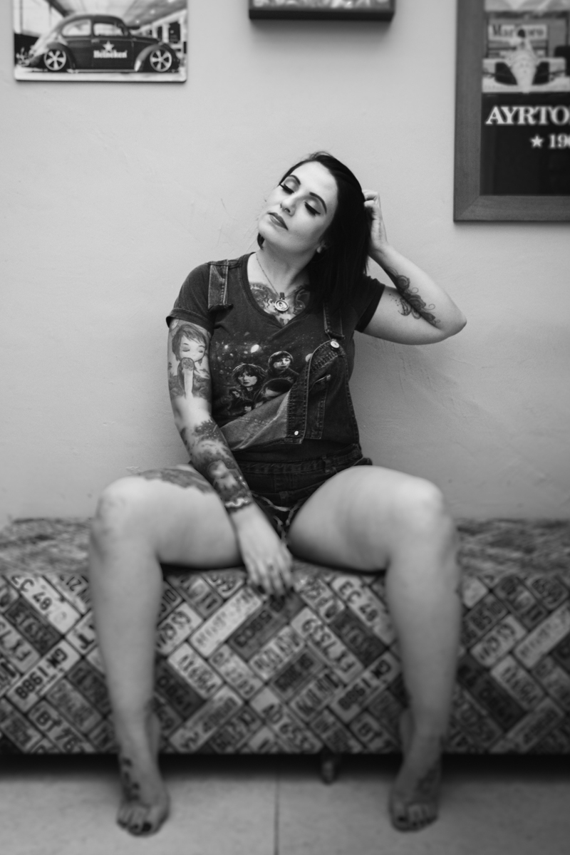 foto preto e branco no Ensaio feminino sensual em casa com mulher tatuada, Clau e fotografa Dani Ortiz.