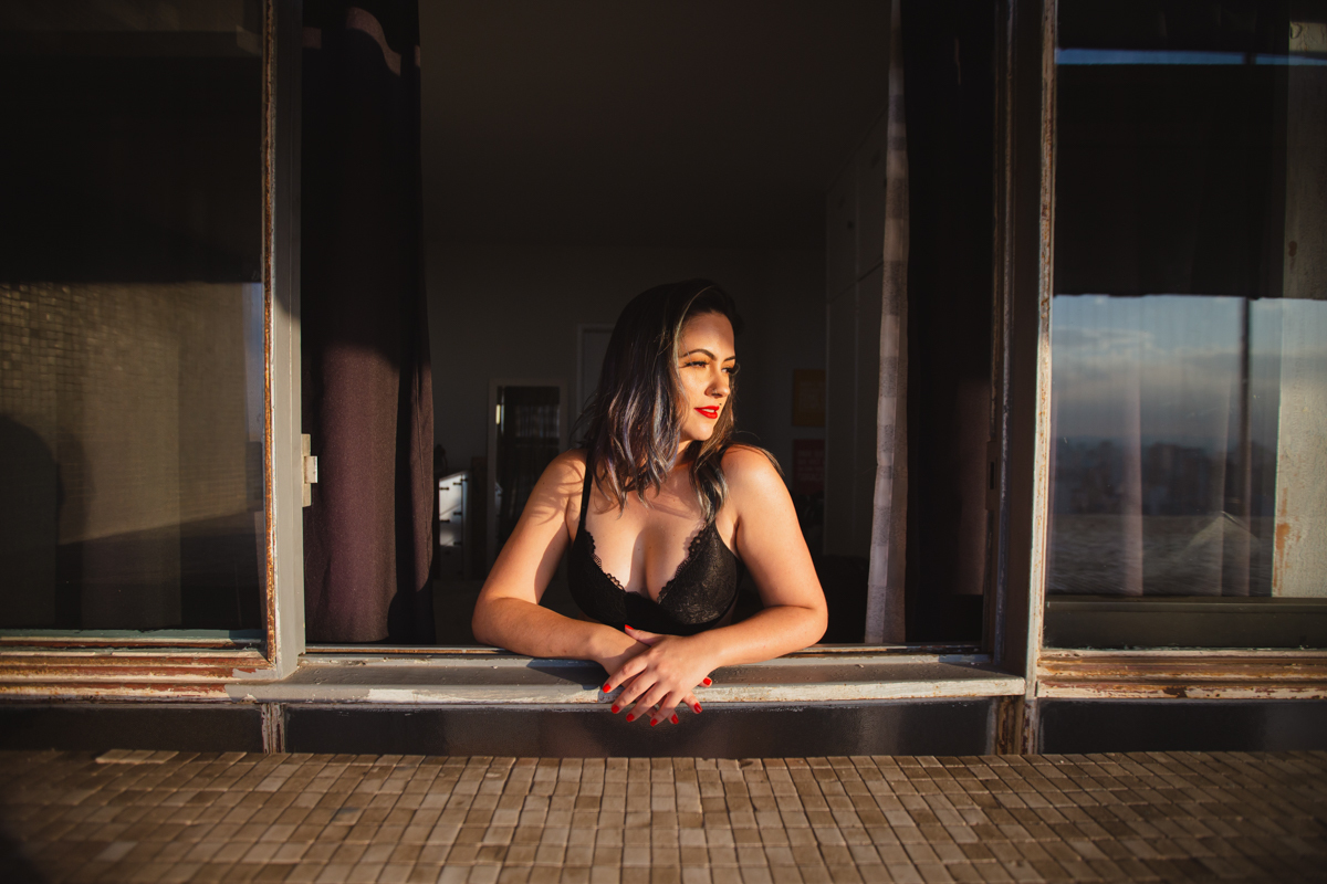 Tomando Sol na Janela Urbana Ensaio feminino sensual no Copan pelo Airbnb, com maquiadora Flavia Molina e fotografa Dani Ortiz.