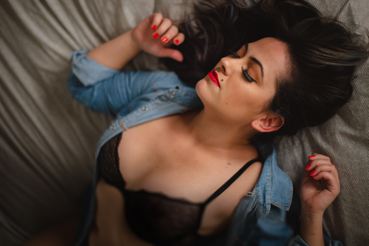Deitada na cama seminua no Ensaio feminino sensual no Copan pelo Airbnb, com maquiadora Flavia Molina e fotografa Dani Ortiz.