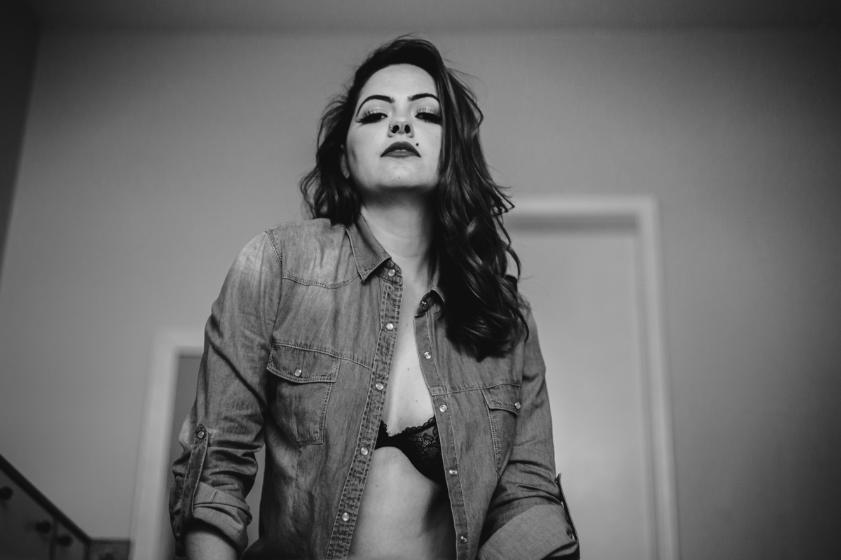 Retrato preto e branco no Ensaio feminino sensual no Copan pelo Airbnb, com maquiadora Flavia Molina e fotografa Dani Ortiz.
