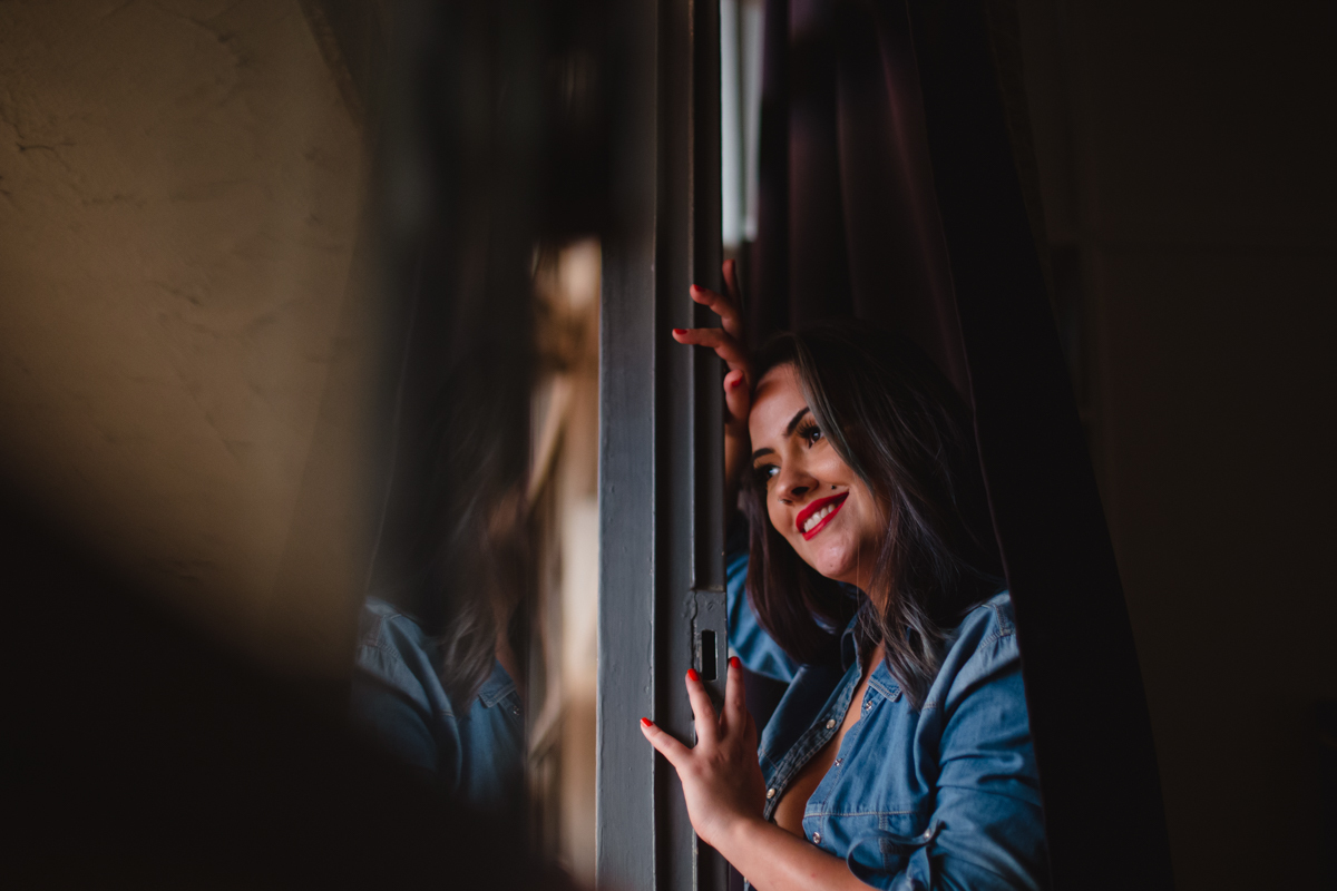 Olhar na janela no Ensaio feminino sensual no Copan pelo Airbnb, com maquiadora Flavia Molina e fotografa Dani Ortiz.