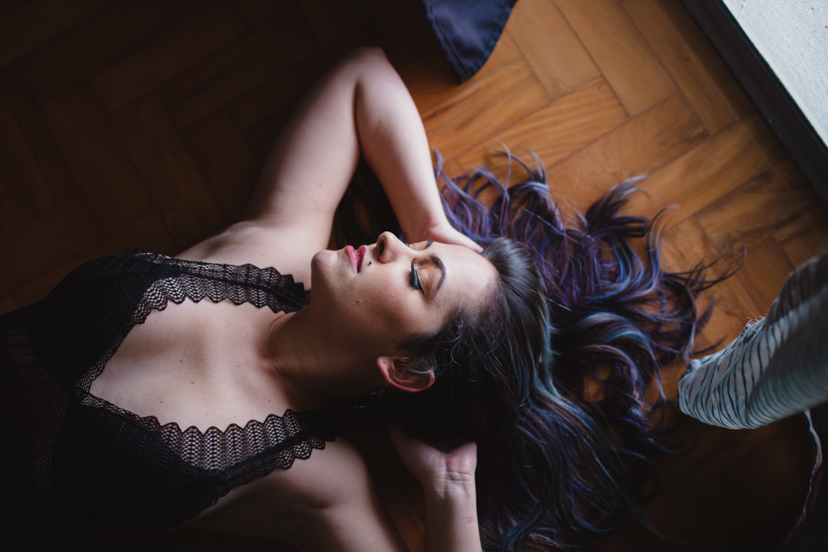 Retrato cabelo roxo Ensaio feminino sensual no Copan pelo Airbnb, com maquiadora Flavia Molina e fotografa Dani Ortiz.
