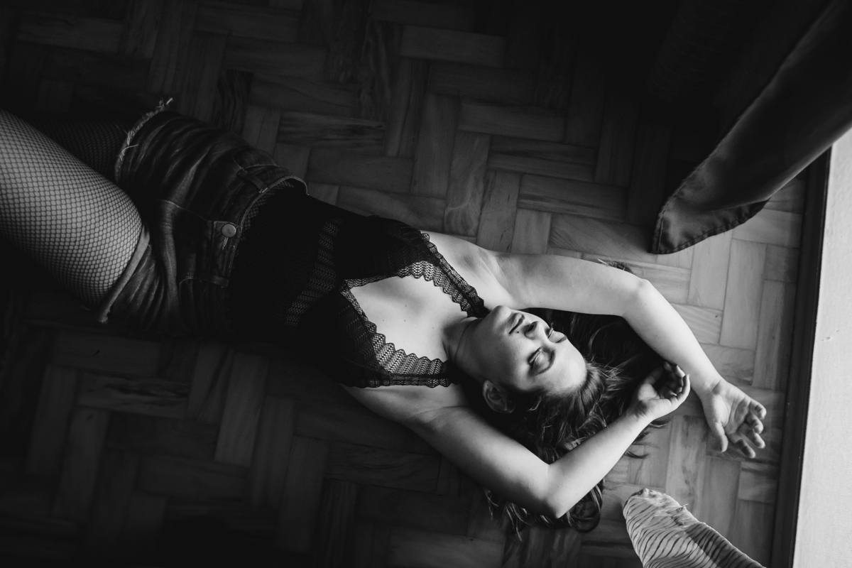 Retrato no chão no Ensaio feminino sensual no Copan pelo Airbnb, com maquiadora Flavia Molina e fotografa Dani Ortiz.