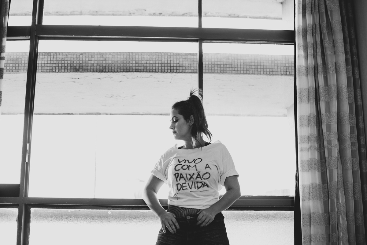 Camiseta da Lara Martins na Janela Ensaio feminino sensual no Copan pelo Airbnb, com maquiadora Flavia Molina e fotografa Dani Ortiz.