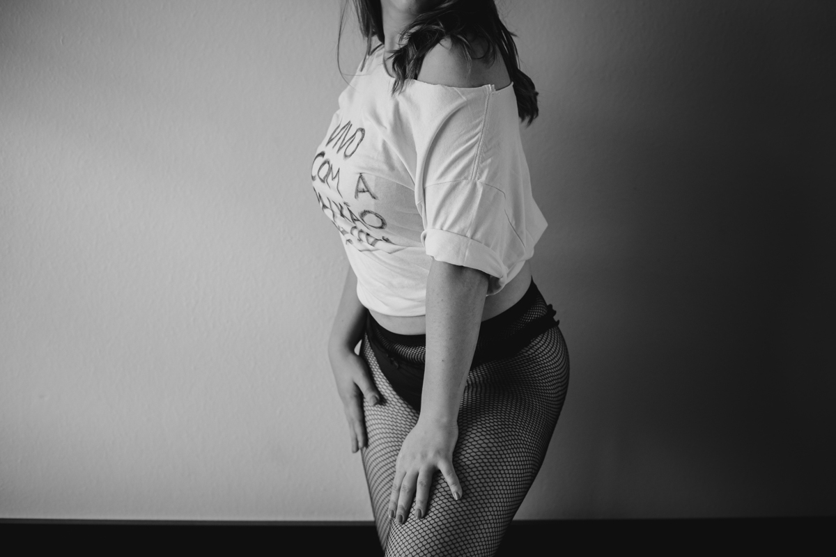 Camiseta da Lara Martins Preto e Branco no Ensaio feminino sensual no Copan pelo Airbnb, com maquiadora Flavia Molina e fotografa Dani Ortiz.