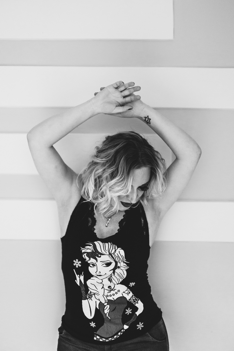 Ensaio feminino sensual e casual no estilo Rock and Roll em casa residencial no Bairro Saúde em Sao Paulo, com Mari Schiesari e fotografa Dani Ortiz.