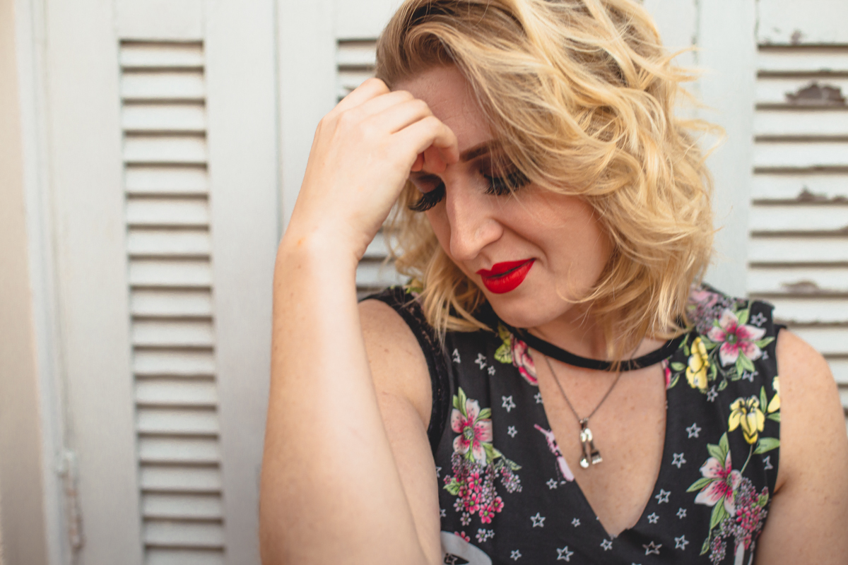 Loira com batom vermelho no Ensaio feminino sensual e casual em casa residencial no Bairro Saúde em Sao Paulo, com Mari Schiesari e fotografa Dani Ortiz.