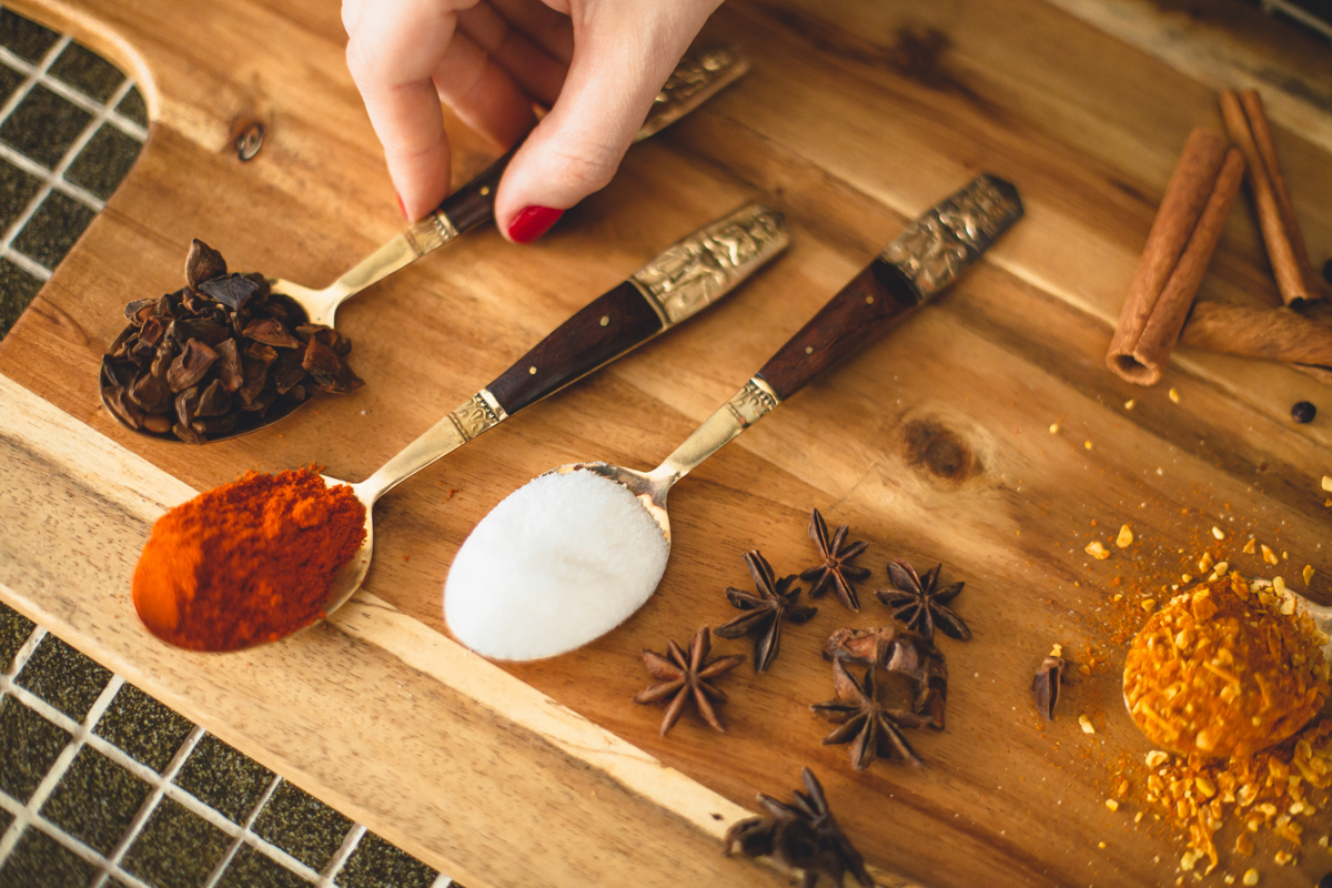 Detalhe dos temperos usados no Ensaio de mulher empreendedora na gastronomia e confeitaria Mari Schiesari no Bairro Saúde em São Paulo com Dani Ortiz