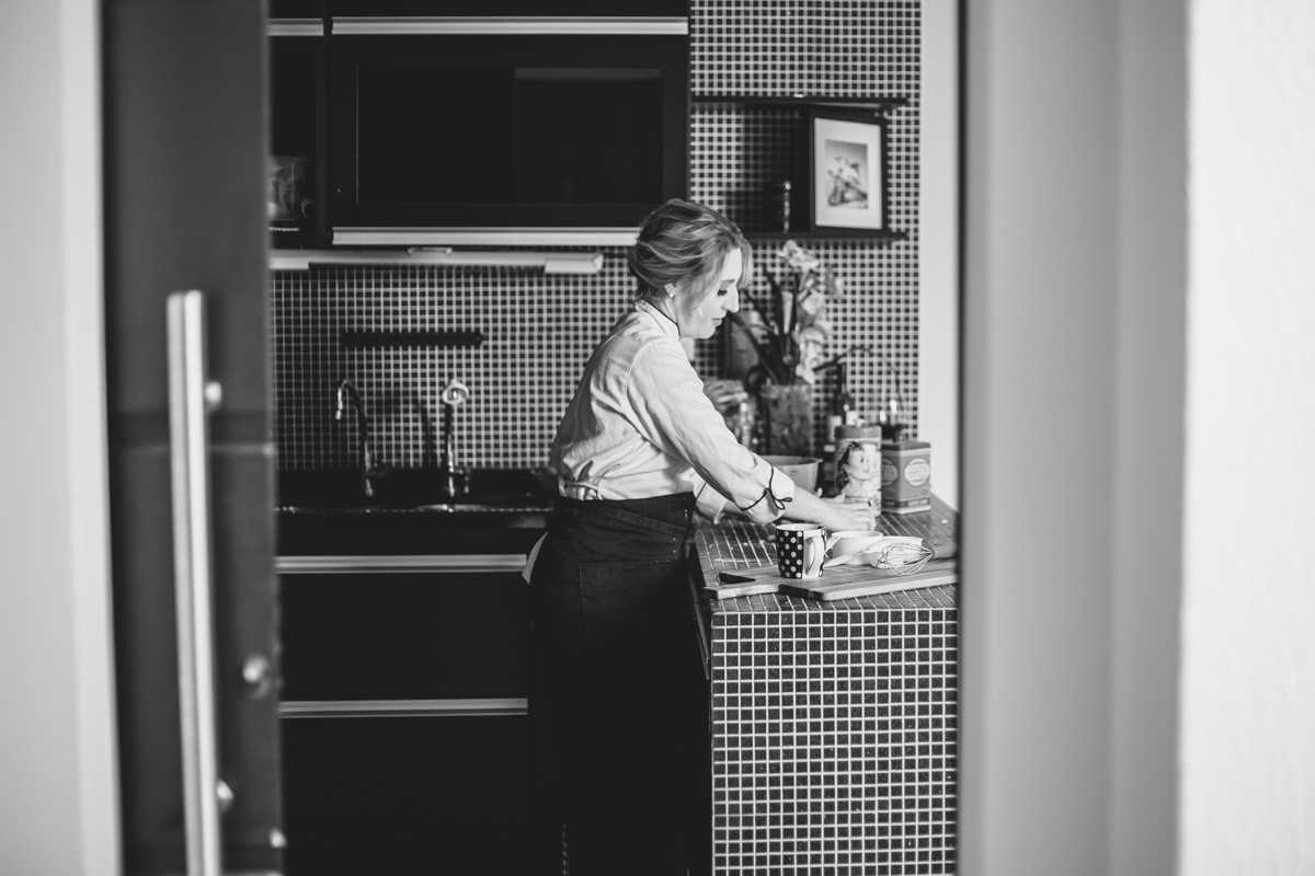 Ensaio de mulher empreendedora na gastronomia e confeitaria Mari Schiesari com Dolman em PB no Bairro Saúde em São Paulo com Dani Ortiz